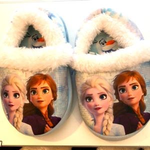 🤍💙Disney’s Frozen Elsa/Anna Slippers🤍💙
Brand new/ worn only once 
Size 7/8